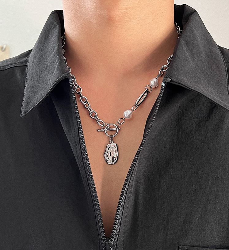 IRREGULAR SHAPED PENDANT CHAIN NECKLACE