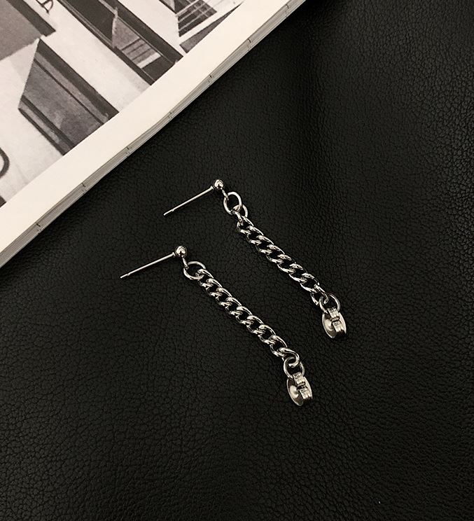 DANGLE CHAIN EARRING